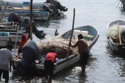 Manchas de hidrocarburo llegan a costas de Alvarado y preocupan a pescadores en Veracruz