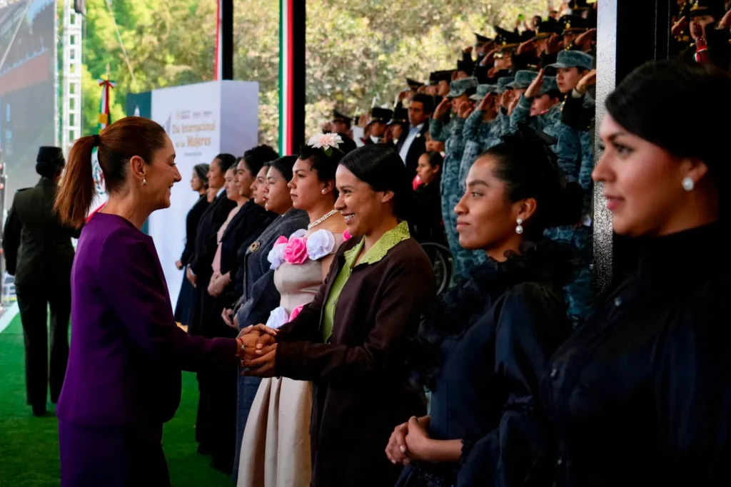 Presidenta conmemora Día Internacional de la Mujer en homenaje a las mujeres de las Fuerzas Armadas