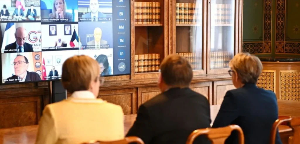 Bloqueo en Ormuz Reino Unido lidera alianza de 40 países ante el vacío de EE. UU.