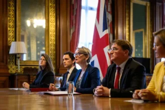 Bloqueo en Ormuz Reino Unido lidera alianza de 40 países ante el vacío de EE. UU.