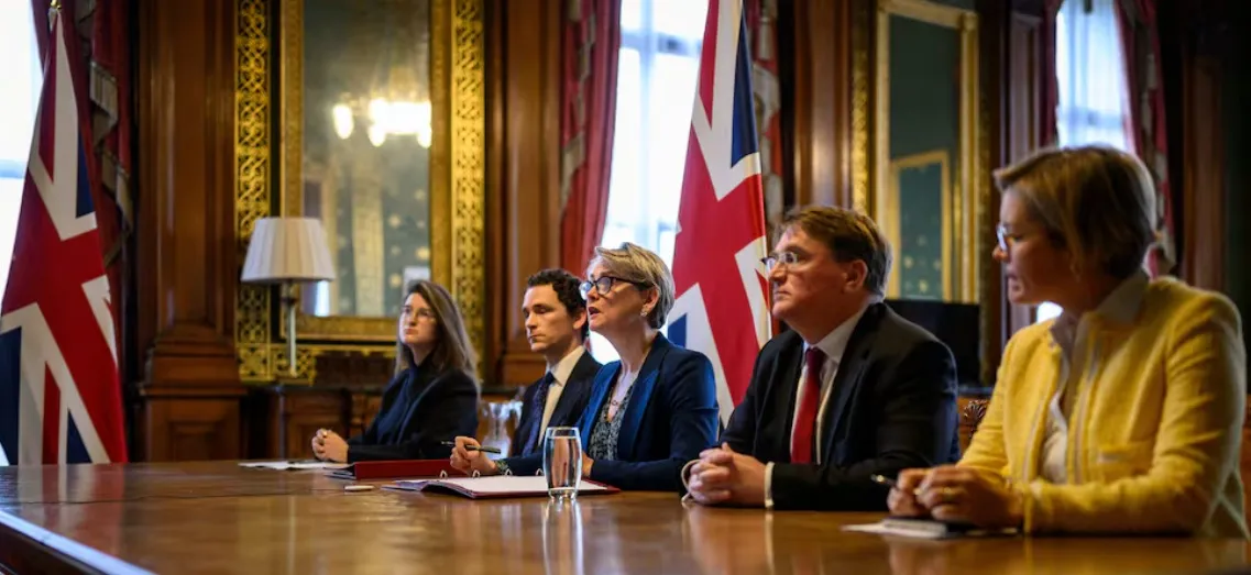 Bloqueo en Ormuz Reino Unido lidera alianza de 40 países ante el vacío de EE. UU.