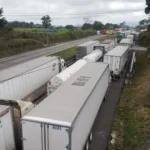 Lunes Negro en las carreteras Paro nacional de transportistas y agricultores asfixia a 11 estados