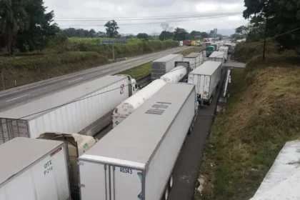 Lunes Negro en las carreteras Paro nacional de transportistas y agricultores asfixia a 11 estados