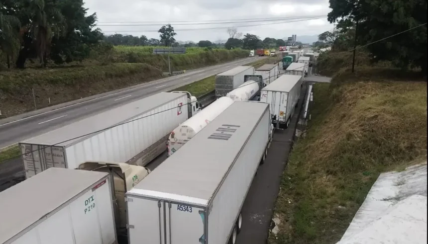 Lunes Negro en las carreteras Paro nacional de transportistas y agricultores asfixia a 11 estados