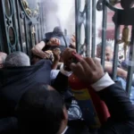 Asamblea de Barrios ingresa por la fuerza al Congreso de la Ciudad de México