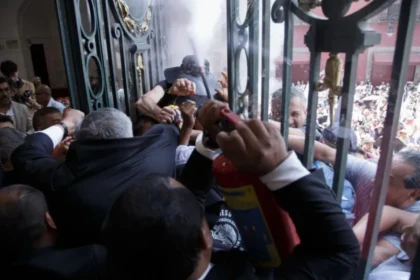 Asamblea de Barrios ingresa por la fuerza al Congreso de la Ciudad de México