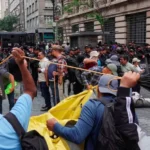 CNTE se enfrenta a policías capitalinos e instala plantón en 5 de Mayo