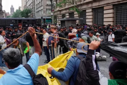 CNTE se enfrenta a policías capitalinos e instala plantón en 5 de Mayo