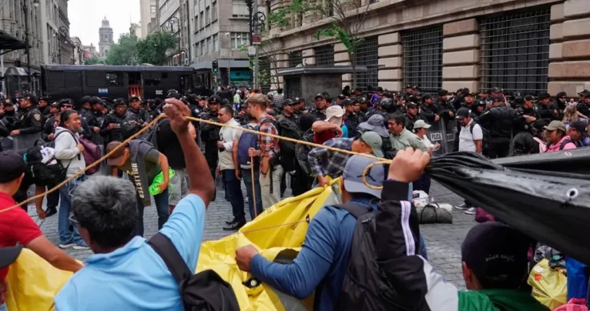 CNTE se enfrenta a policías capitalinos e instala plantón en 5 de Mayo