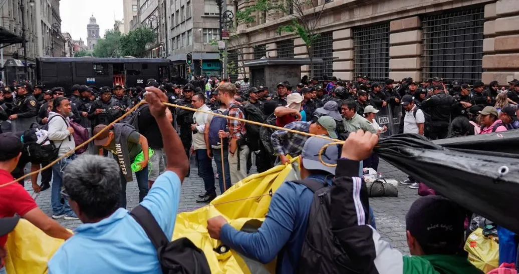 CNTE se enfrenta a policías capitalinos e instala plantón en 5 de Mayo