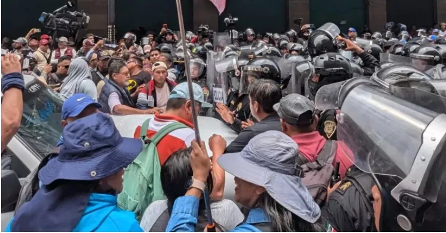 CNTE se enfrenta a policías capitalinos e instala plantón en 5 de Mayo