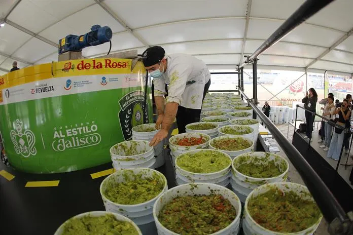 ¡Récord mundial con sabor mexicano! Jalisco prepara el guacamole más grande de la historia
