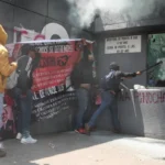 CNTE irrumpe en la SEP deja incendios, pintas y una oficial herida