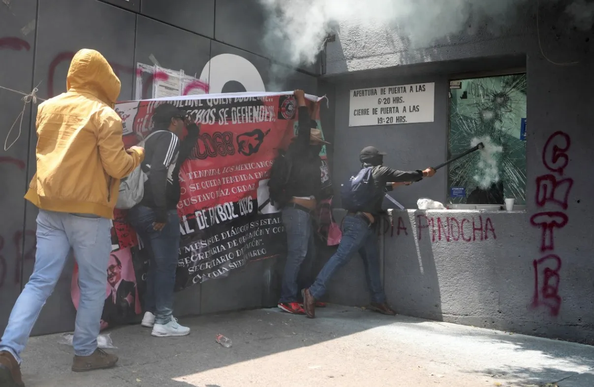 CNTE irrumpe en la SEP deja incendios, pintas y una oficial herida