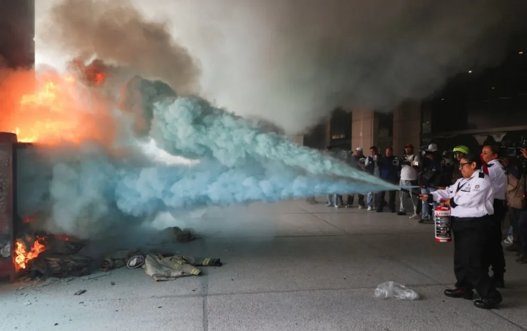 CNTE irrumpe en la SEP deja incendios, pintas y una oficial herida