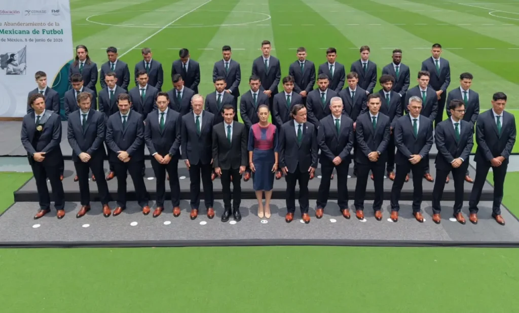 Claudia Sheinbaum abandera a la selección nacional de México que participará en la copa mundial de la FIFA 2026