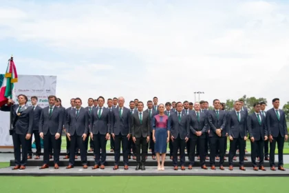 Claudia Sheinbaum abandera a la selección nacional de México que participará en la copa mundial de la FIFA 2026