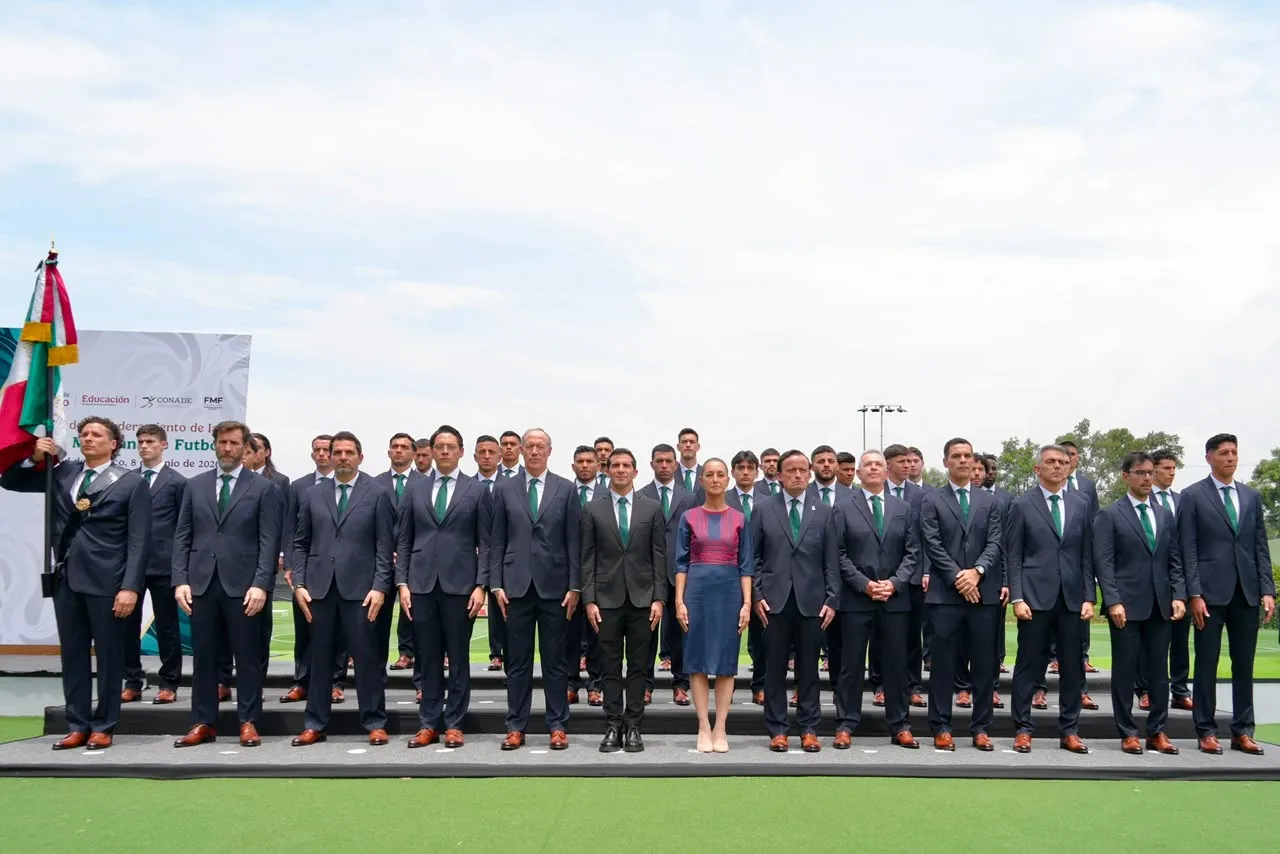 Claudia Sheinbaum abandera a la selección nacional de México que participará en la copa mundial de la FIFA 2026
