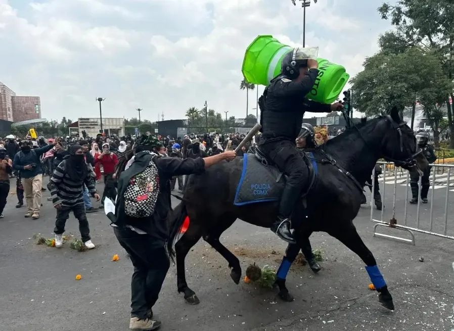 Encapuchados chocan con granaderos en entrada de estacionamiento del estadio Azteca