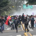 Encapuchados chocan con granaderos en entrada de estacionamiento del estadio Azteca