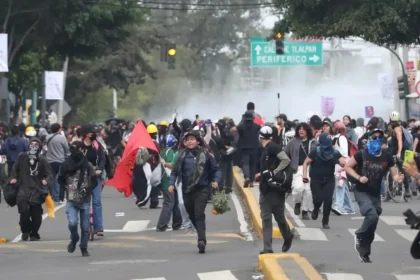 Encapuchados chocan con granaderos en entrada de estacionamiento del estadio Azteca