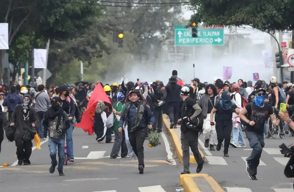 Encapuchados chocan con granaderos en entrada de estacionamiento del estadio Azteca