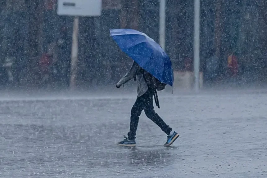 Mantienen vigilancia por sistema con potencial ciclónico en el Golfo de México; alertan por lluvias fuertes en el noreste del país
