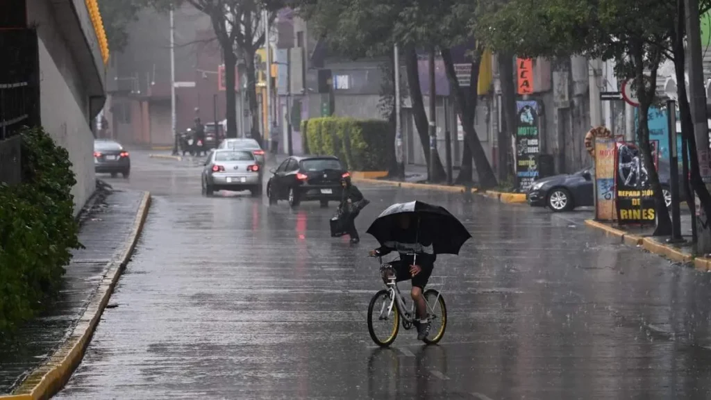 Mantienen vigilancia por sistema con potencial ciclónico en el Golfo de México; alertan por lluvias fuertes en el noreste del país