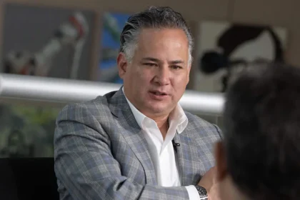 Santiago Nieto da el primer paso rumbo a la gobernatura de Querétaro; formaliza su registro en Morena