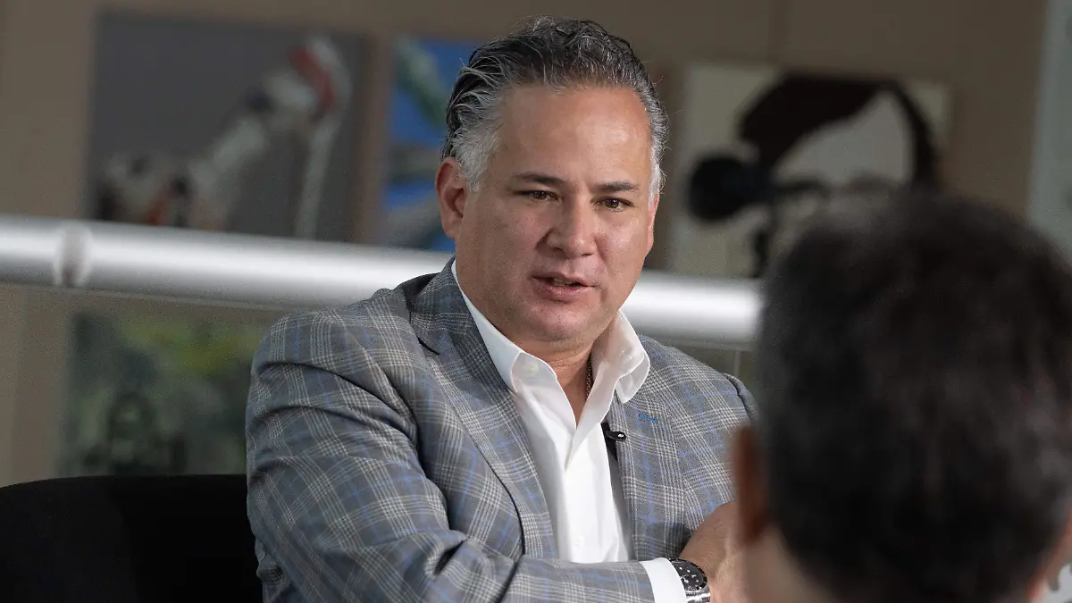 Santiago Nieto da el primer paso rumbo a la gobernatura de Querétaro; formaliza su registro en Morena