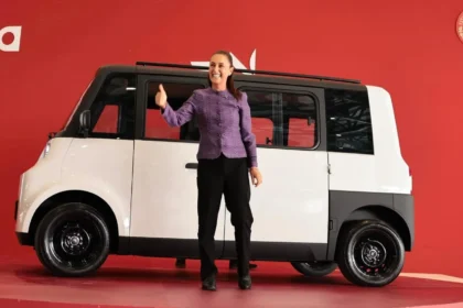 presidenta claudia Sheinbaum presenta el vehículo eléctrico Olinia 1