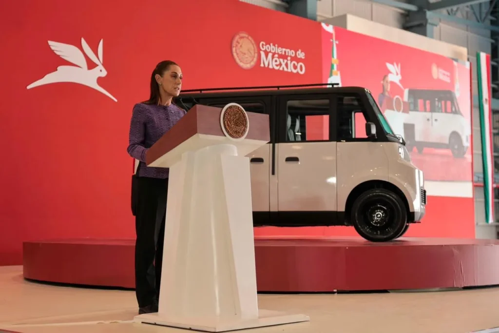 presidenta claudia Sheinbaum presenta el vehículo eléctrico Olinia 1