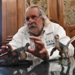 Honran a la UNAM y a paleontólogo con nombre a dinosaurio del cretácico