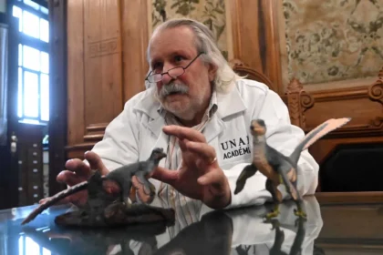 Honran a la UNAM y a paleontólogo con nombre a dinosaurio del cretácico