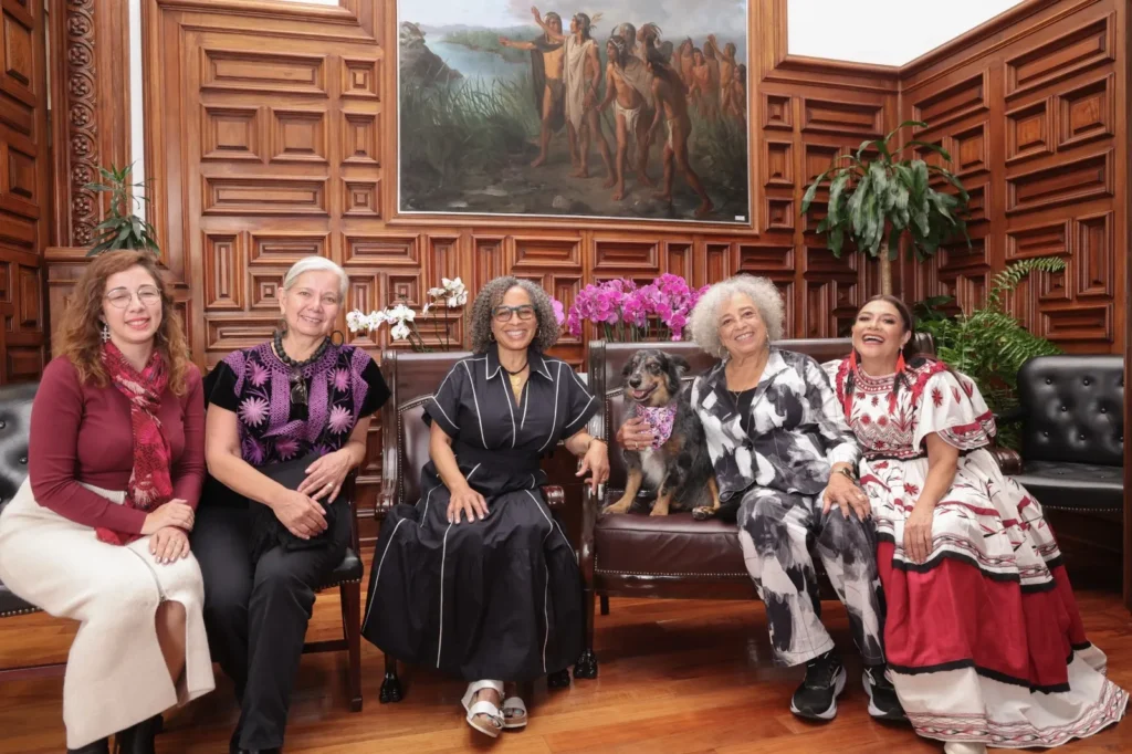 Angela Davis recibe las Llaves de la CDMX de manos de Clara Brugada