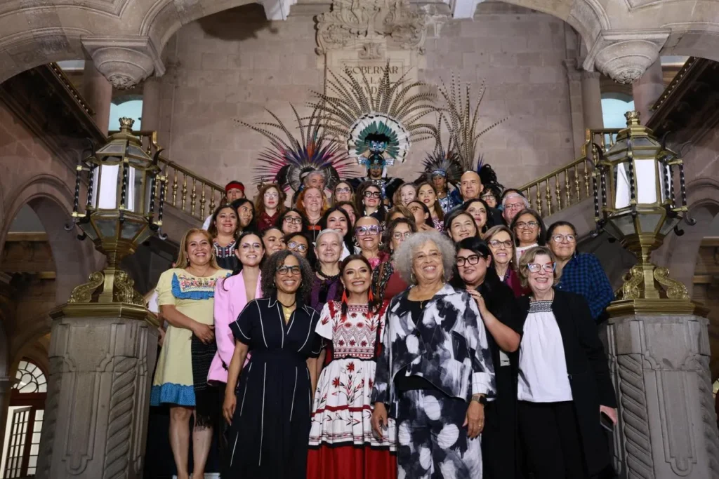 Angela Davis recibe las Llaves de la CDMX de manos de Clara Brugada