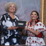 Angela Davis recibe las Llaves de la CDMX de manos de Clara Brugada