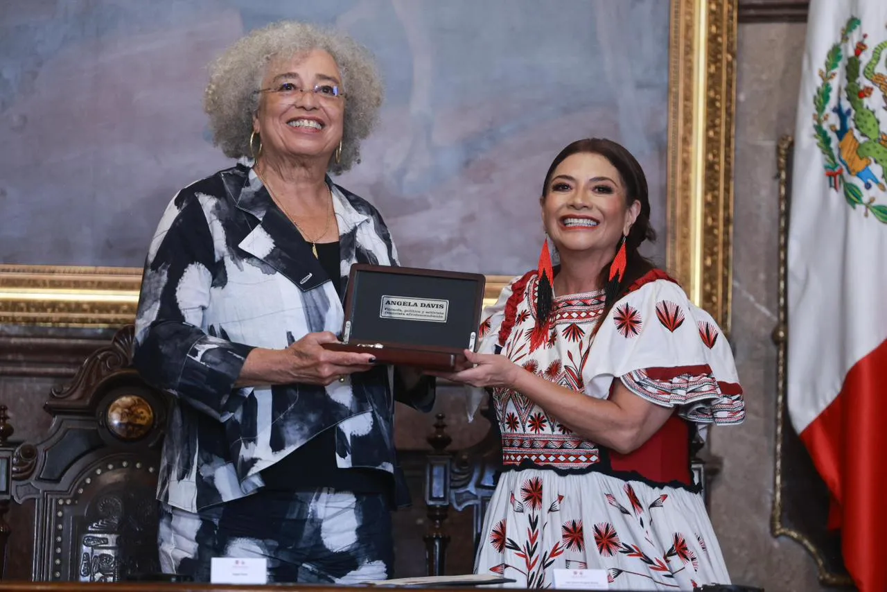 Angela Davis recibe las Llaves de la CDMX de manos de Clara Brugada
