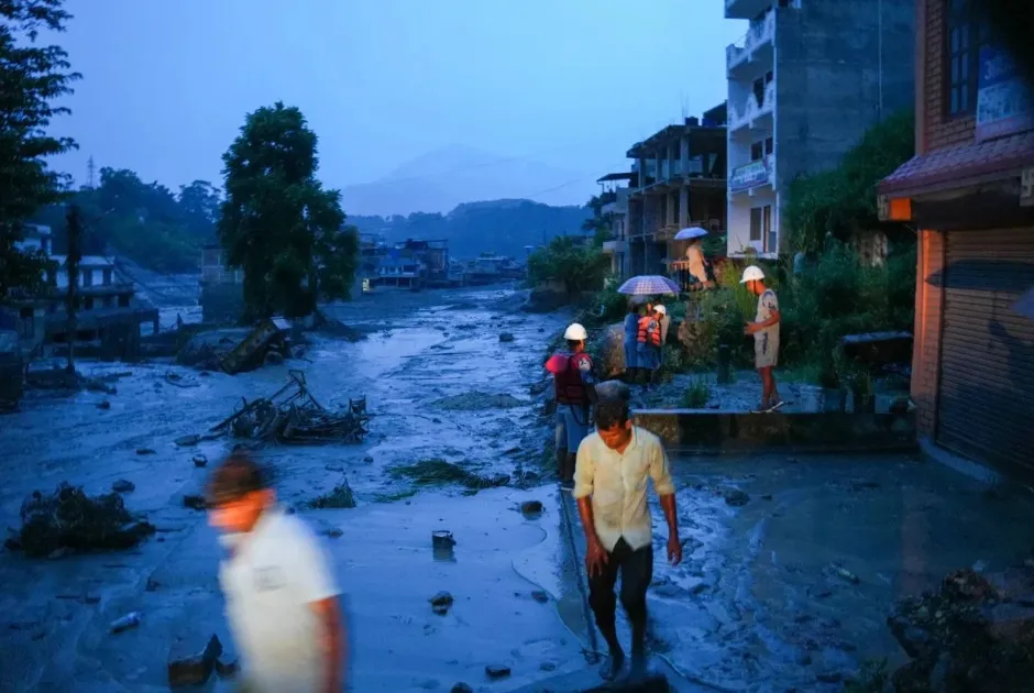 Aumentan a 362 los muertos por deslaves e inundaciones en Nepal; hay más de mil 400 desaparecidos
