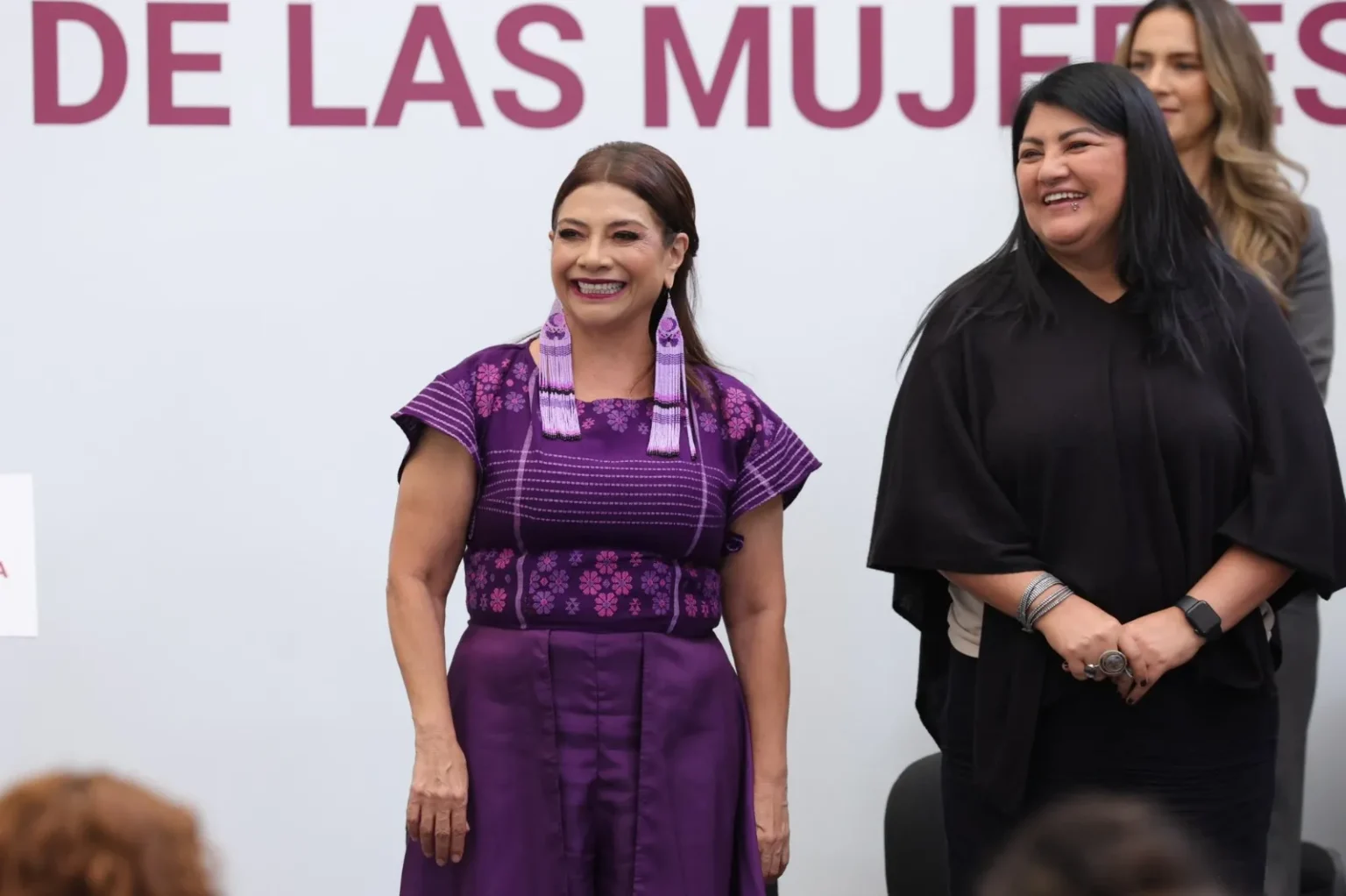 Clara Brugada entrega casi 3 mil apoyos a mujeres para impulsar su autonomía económica en CDMX