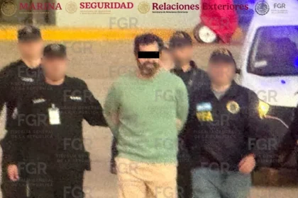 El contralmirante Fernando Farías Laguna acepta su traslado a México a bordo de una aeronave de la Semar