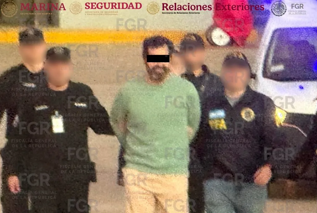 El contralmirante Fernando Farías Laguna acepta su traslado a México a bordo de una aeronave de la Semar