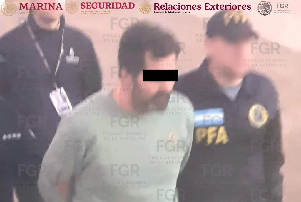 El contralmirante Fernando Farías Laguna acepta su traslado a México a bordo de una aeronave de la Semar