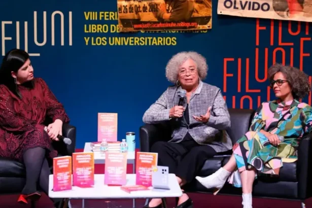 Protestas interrumpen conferencia de Angela Davis en la UNAM