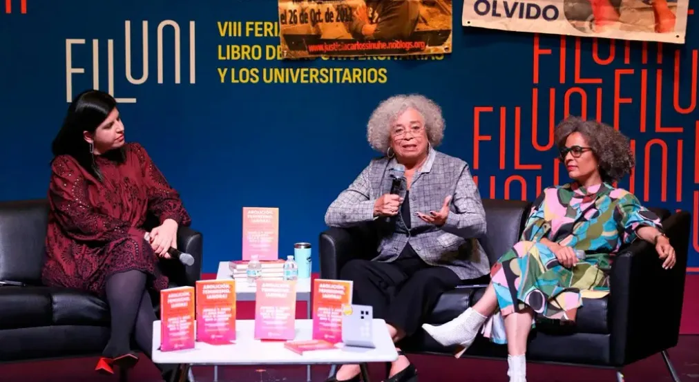 Protestas interrumpen conferencia de Angela Davis en la UNAM