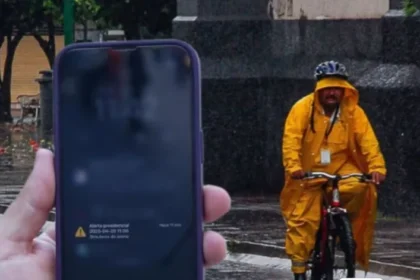 Alerta Máxima llegará a celulares para advertir sobre huracanes, inundaciones e incendios