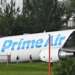 Avión de Amazon se sale de pista, atropella vehículos y se incendia en aeropuerto de Miami