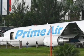 Avión de Amazon se sale de pista, atropella vehículos y se incendia en aeropuerto de Miami