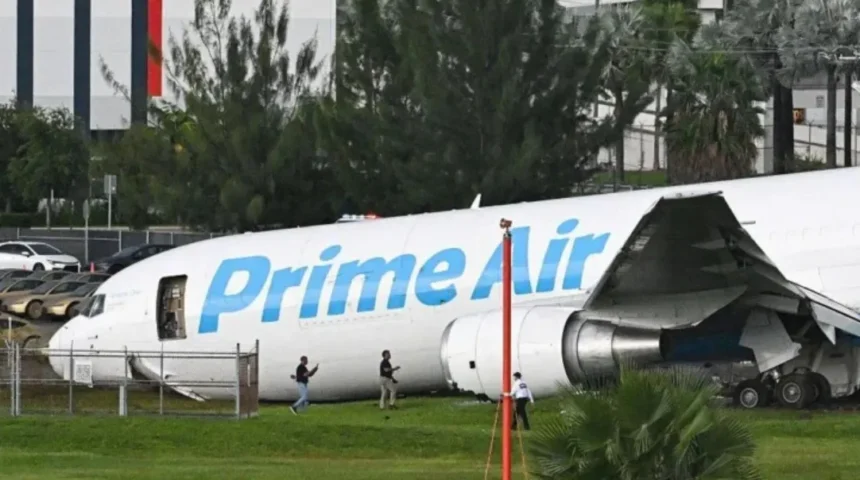 Avión de Amazon se sale de pista, atropella vehículos y se incendia en aeropuerto de Miami