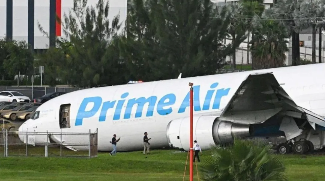 Avión de Amazon se sale de pista, atropella vehículos y se incendia en aeropuerto de Miami